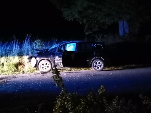 Tak wyglądał ford po uderzeniu w drzewo.