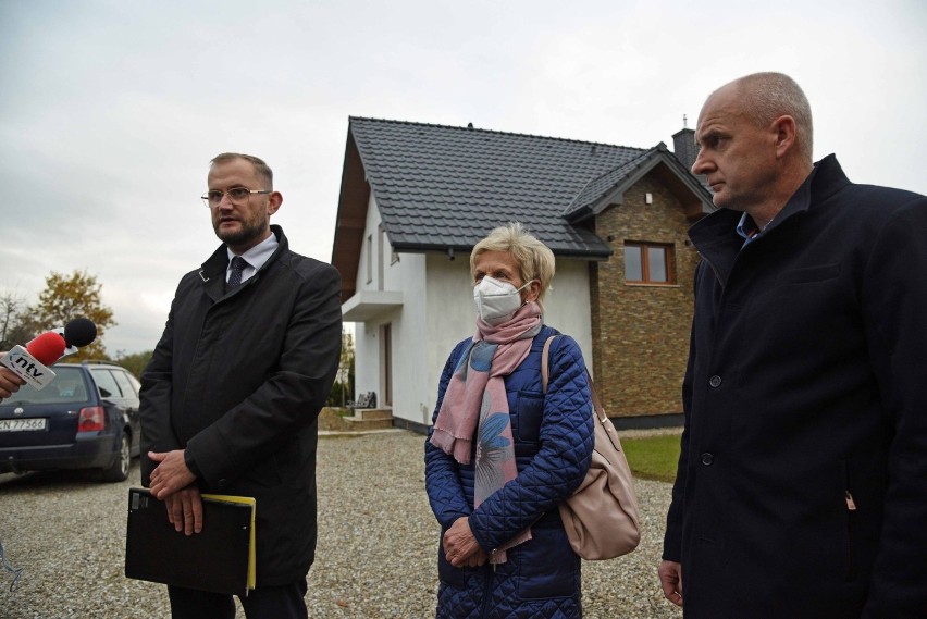 Nowy Sącz. Na Dąbrówce powstanie blok STBS bez zgody mieszkańców? Ponad 500 osób protestuje [ZDJĘCIA]