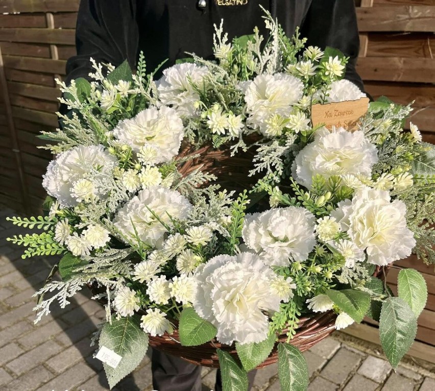 Piękne kompozycje na groby dostępne w kwiaciarni CudaWianki Joanna Kubiaczyk w Osjakowie