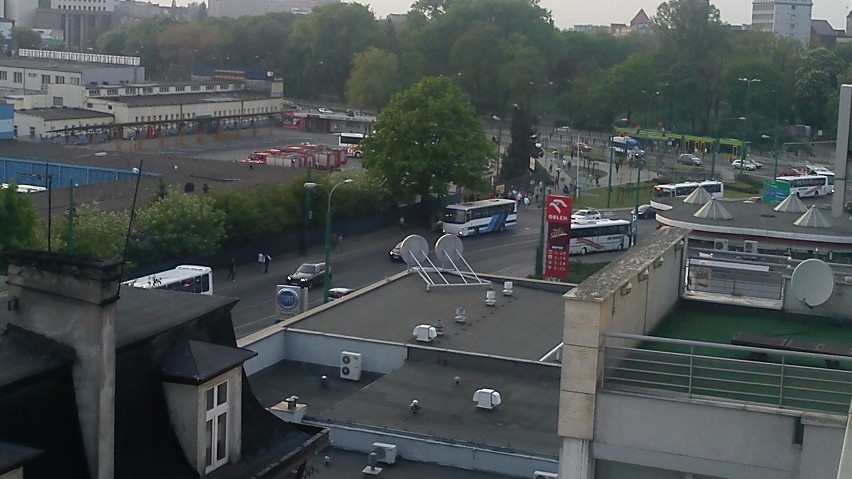 Zdjęcie wykonane ok. 19:30, widoczne samochody straży które...