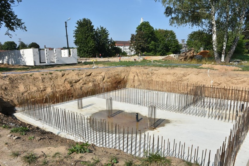 Budują basen w Lwówku Śląskim! Zobacz, jak postępują prace! [ZDJĘCIA]