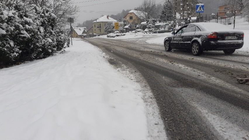 Atak zimy w Beskidach. Intensywne opady śniegu i trudna sytuacja na drogach. Zobacz ZDJĘCIA