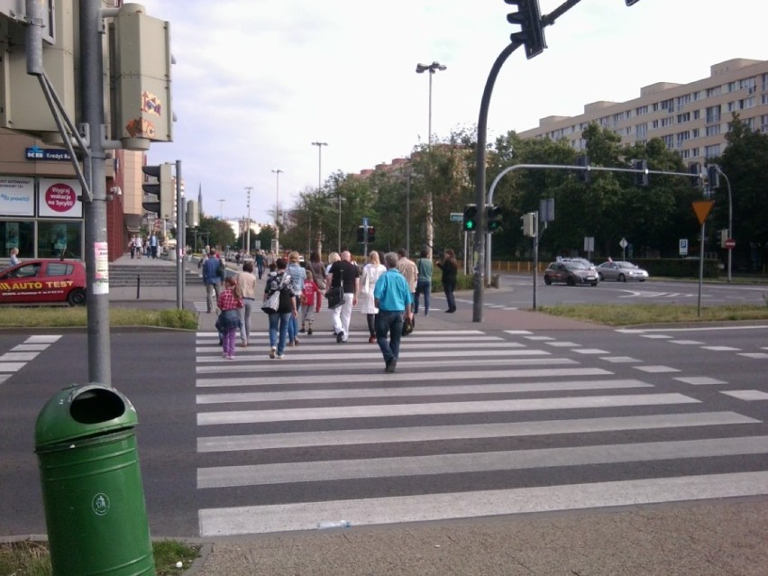 Przejście dla pieszych na ulicy Malczewskiego