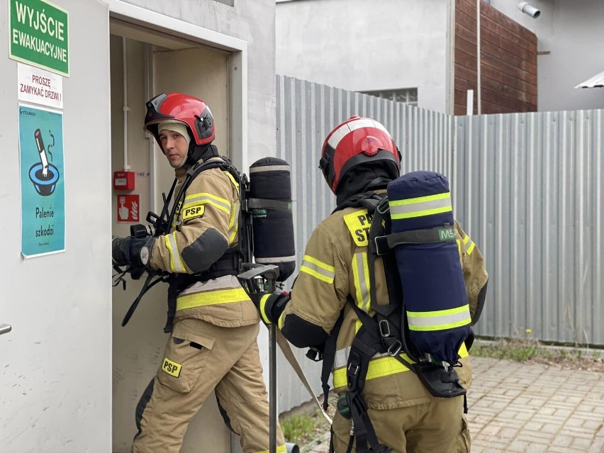 Kilka jednostek straży pożarnej w zakładzie produkcyjnym Stolmach