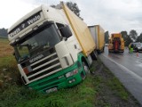 Wypadek w Piasku na DK 1: Ciężarówka z puszkami po piwie wpadła do rowu [ZDJĘCIA + WIDEO]