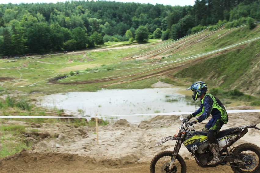 Jacek Miler startuje w motocyklowych wyścigach. Ściga się z najlepszymi!  