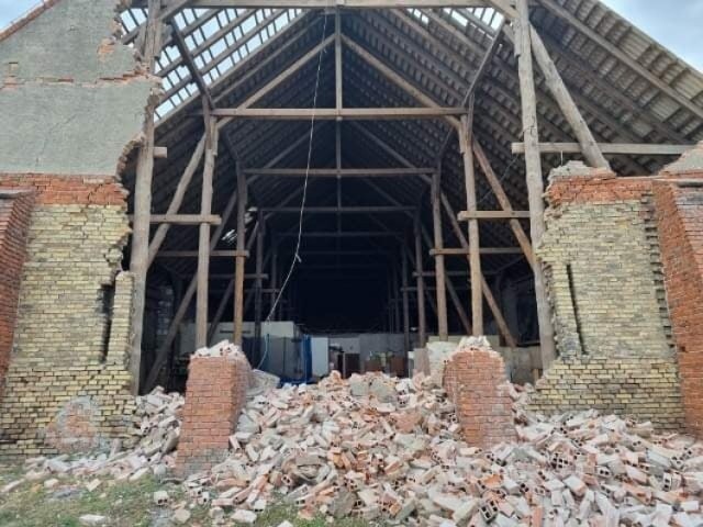 W gospodarstwie na obrzeżach Gniewkowa niedaleko Inowrocławia wichura znacznie uszkodziła stodołę, która przylegała do budynku mieszkalnego. Trzeba było ewakuować 5-osobowa rodzinę.