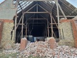 W Gniewkowie zawaliła się stodoła, ale trzeba było ewakuować 5-osobowa rodzinę [zdjęcia]