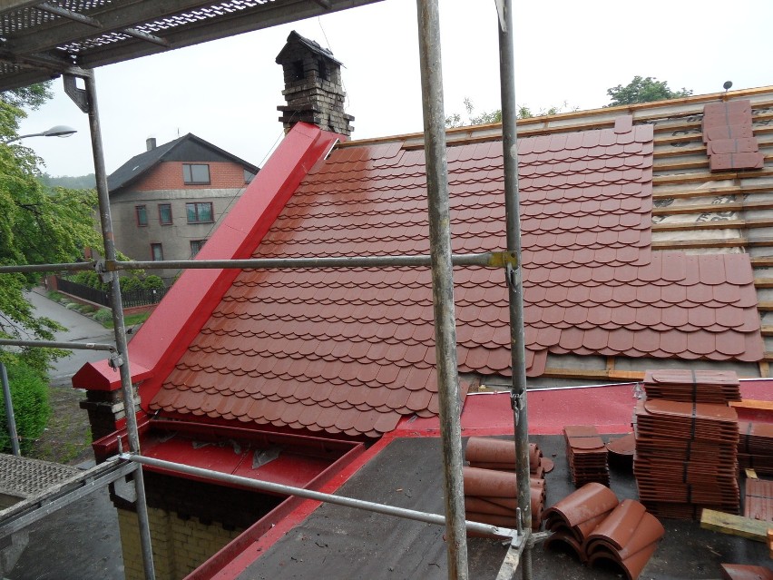 Robotnicy ZBK Tarnowskie Góry wymieniają dach na budynkach...