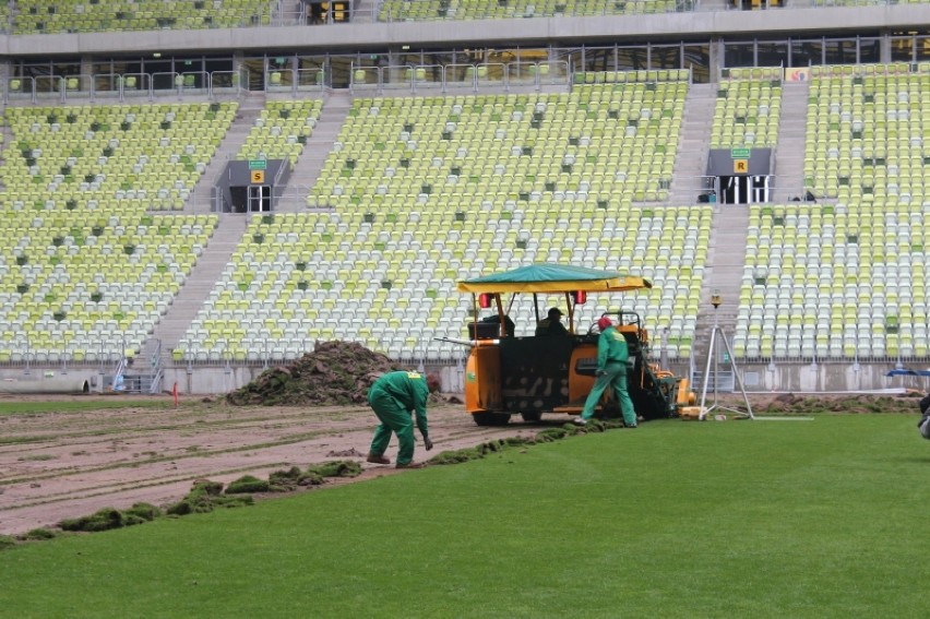 Nowa murawa na PGE Arenie jest układana przed Euro 2012