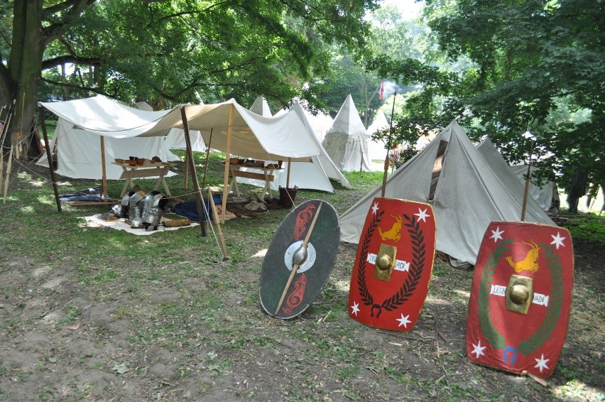 Warszawscy rekonstruktorzy odtwarzają czasy wielkich potęg i...