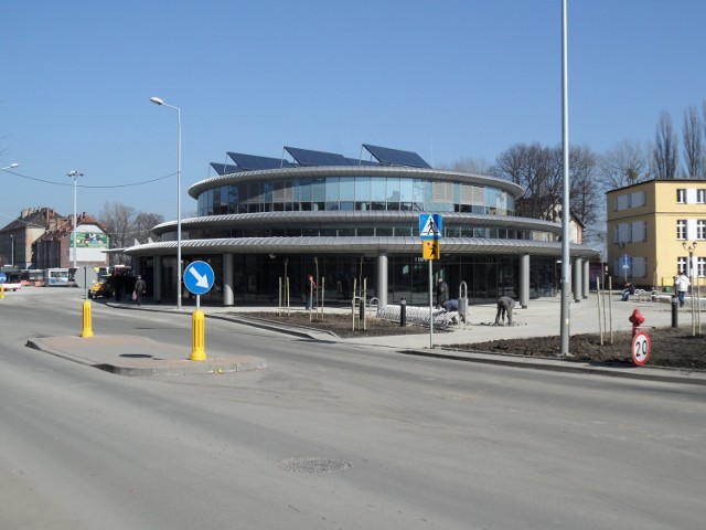Nowa hala dworcowa w Tarnowskich Górach. Widok od przebudowanego skrzyżowania ulicy Pokoju z placem 9 Maja.