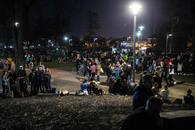 Tłumy na Wyspie Słodowej korzystają z ciepłego, niemal wiosennego wieczoru - 25.02.2021