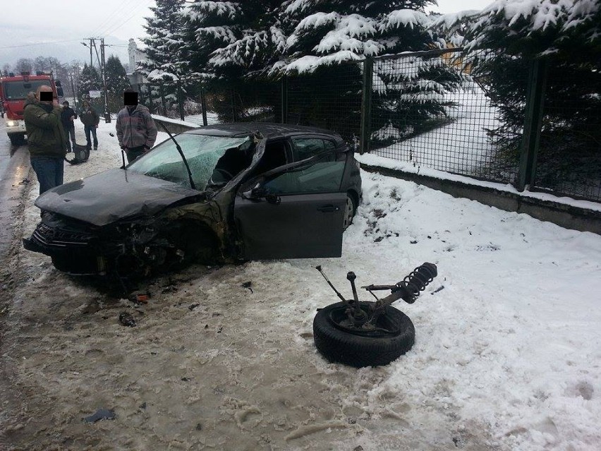 Wypadek w Międzybrodziu Bialskim. Czołowe zderzenie osobówki z cięzarówką. Jedna osoba ranna