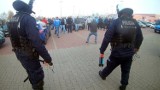 Kibic Ruchu jadąc na mecz... chciał ukraść zabawkę w Auchan. Zareagowała policja. Koledzy fana chorzowskiego klubu zaczęli być agresywni.