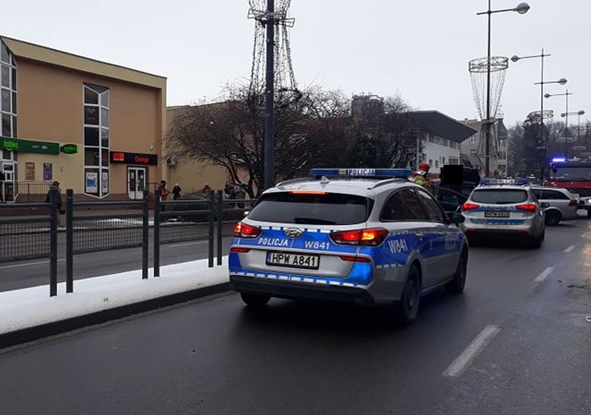 Trzy samochody zderzyły się w centrum Stargardu. Przebiły barierki. Sprawca pijany 