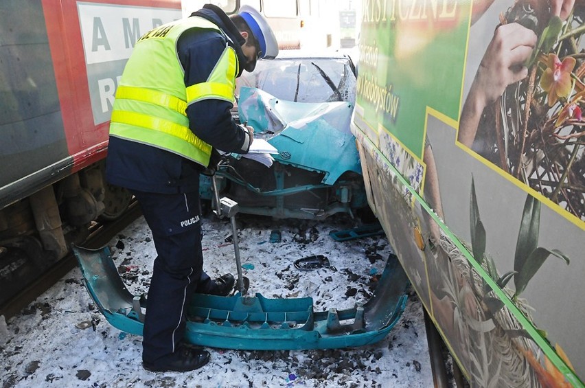 Auto zostało zakleszczone pomiędzy dwoma tramwajami [ZDJĘCIA, WIDEO]