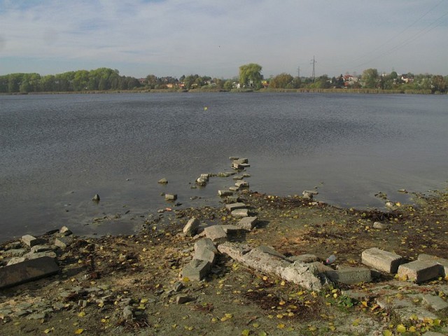 Nad Małym jeziorem nie ma już zbudowanego w latach siedemdziesiątych ubiegłego wieku pomostu.