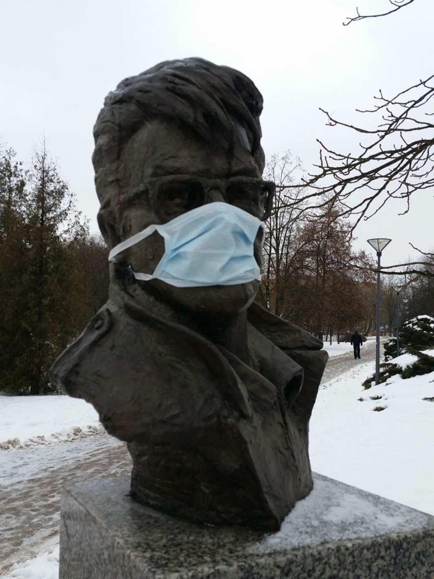 Maski na głowach sław w Kielcach (ZDJĘCIA)