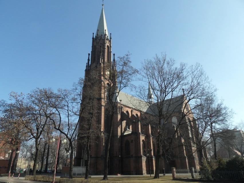 Kościół Krzyża Świętego stoi w centrum miasta