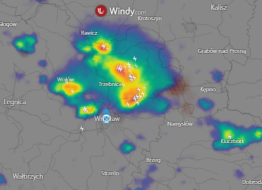 Burzowe chmury około godziny 14 zaczęły nadciągać nad...