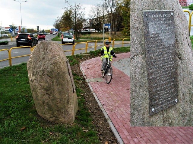 Głaz z tablicą przy rondzie i drodze pieszo – rowerowej u zbiegu ulic Poznańskiej i Poprzecznej gdzie upamiętniono Witolda Zblewskiego