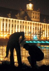 Wrocław: Za kąpiele w Odrze policja będzie wlepiać mandaty. Obciąży też kosztami akcji
