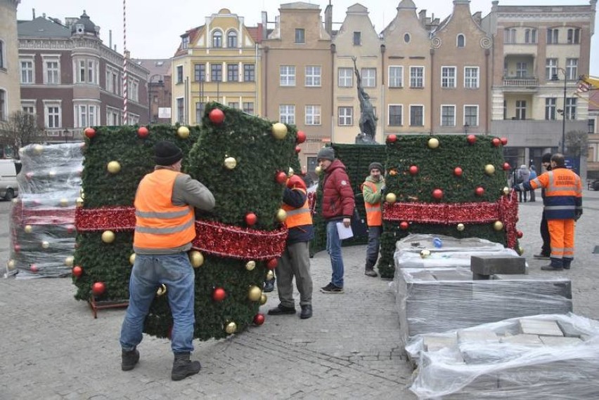  Pierwszy raz na grudziądzkim rynku stanęło sztuczne drzewko. Kosztowało ok. 60 tysięcy złotych