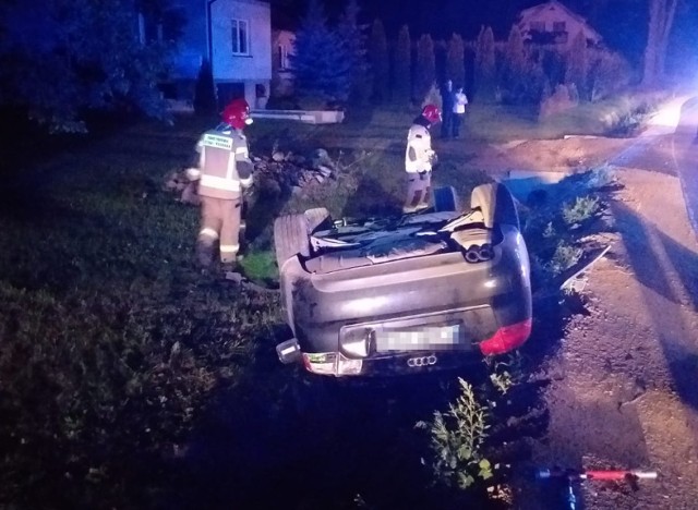 38-letni kierowca audi przez szybka jazdę wylądował ze swoim autem w przydrożnym rowie