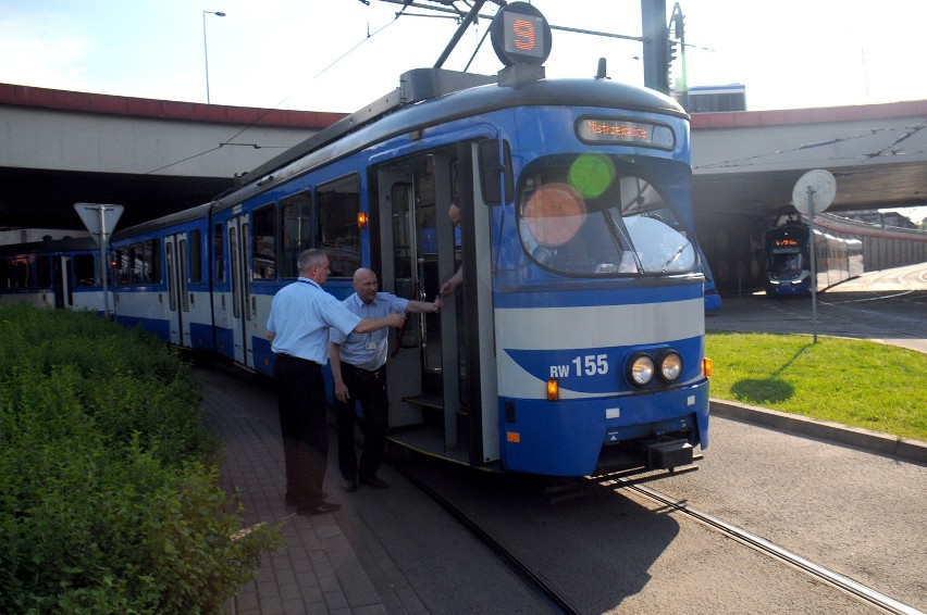 Kraków. Pasażerowie musieli przepychać tramwaj aby jechać dalej [ZDJĘCIA]