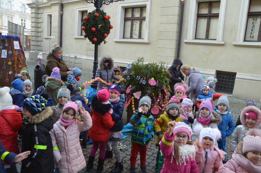 Dzieci dekorują Świebodzin na święta