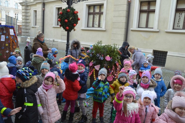 Dzieci dekorują Świebodzin na święta
