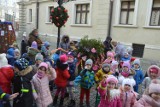Świebodzin. Przedszkolaki wyszły na miasto udekorować miejskie ozdoby świąteczne
