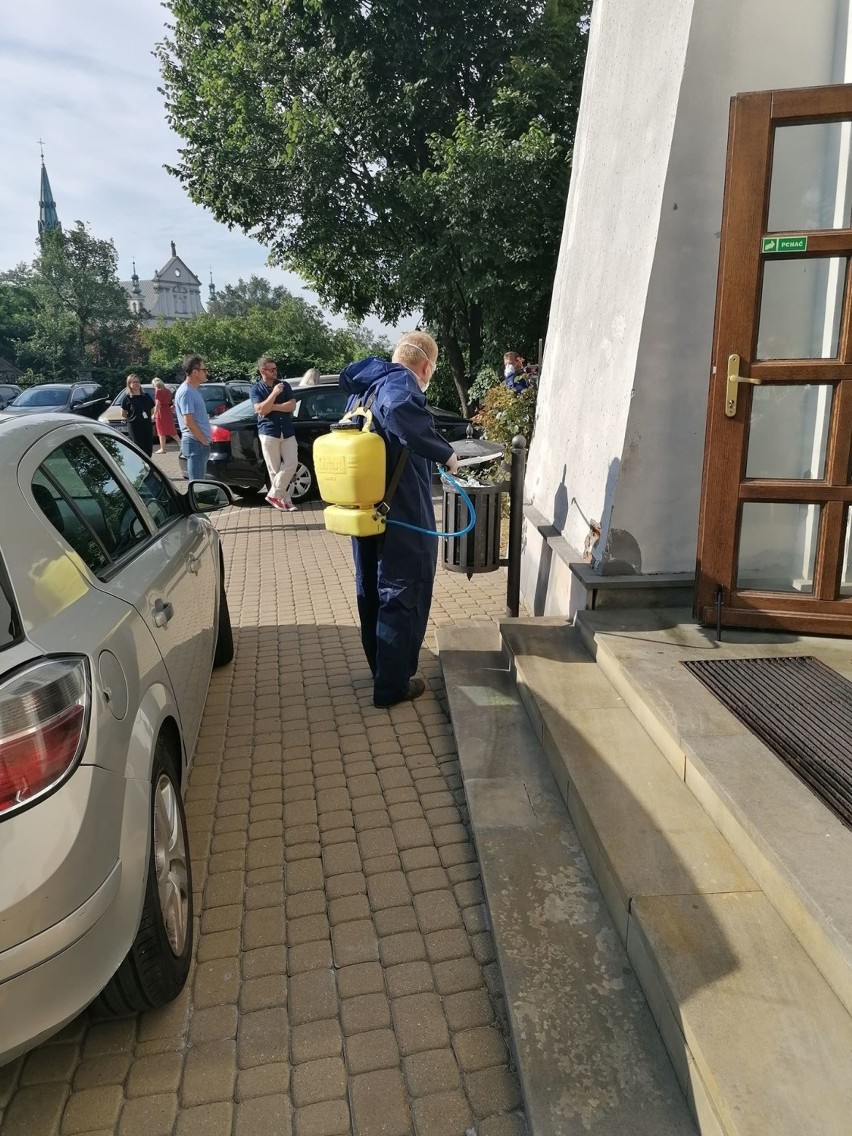 Koronawirus w Urzędzie Miasta w Sandomierzu! Zakażona pracownica, magistrat zamknięty. Trwa dezynfekcja [ZDJĘCIA]