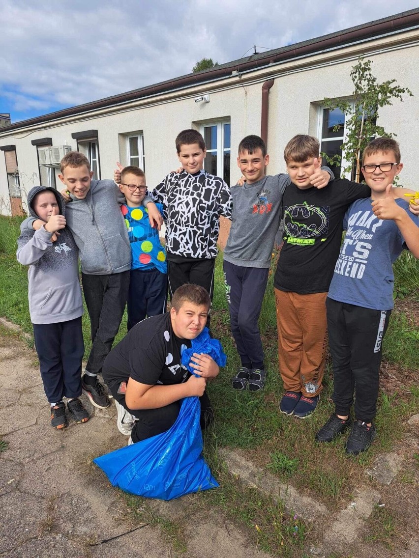 Akcja Sprzątanie Świata 2023. Młodzież ze szkół powiatu szamotulskiego działa wspólnie na rzecz czystego środowiska