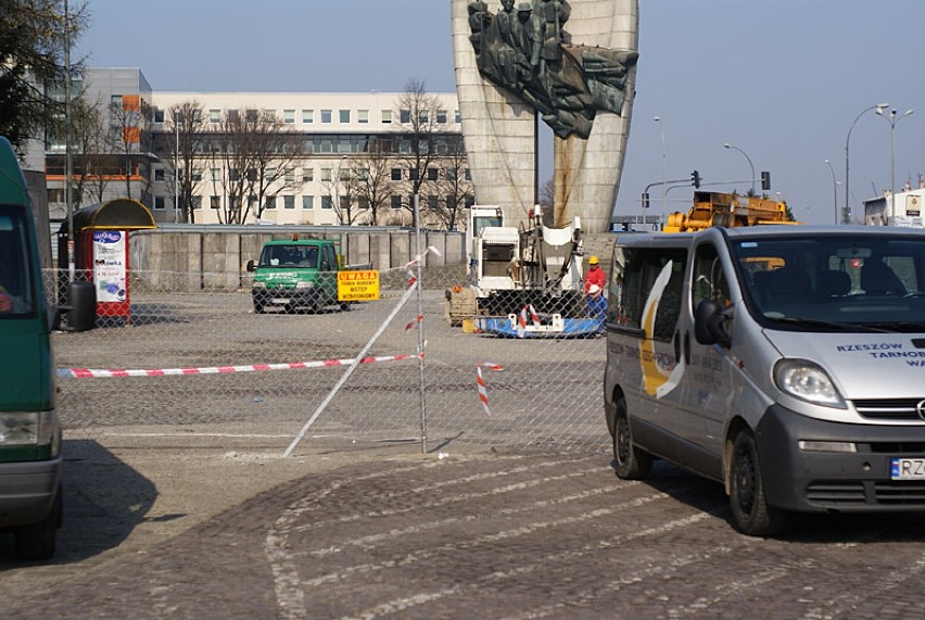 Pierwsze prace budowlane na terenie parkingu.