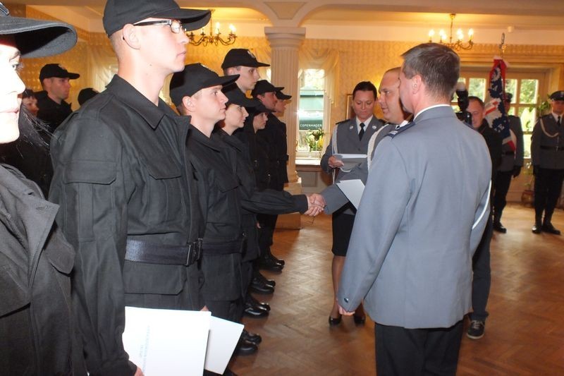 Nowe siły w opolskiej policji. 18 nowoprzyjętych policjantów złożyło ślubowanie [ZDJĘCIA]