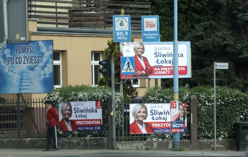 Taka była plakatowa kampania wyborcza II tury wyborów na prezydenta Legnicy