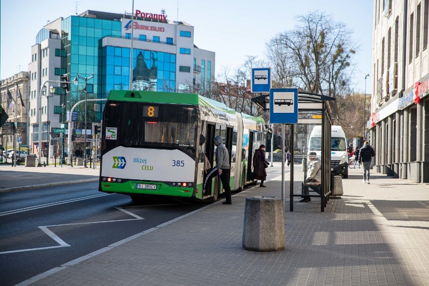 Koronawirus Białystok. Zmiany w komunikacji miejskiej. Ograniczona liczba pasażerów w autobusach