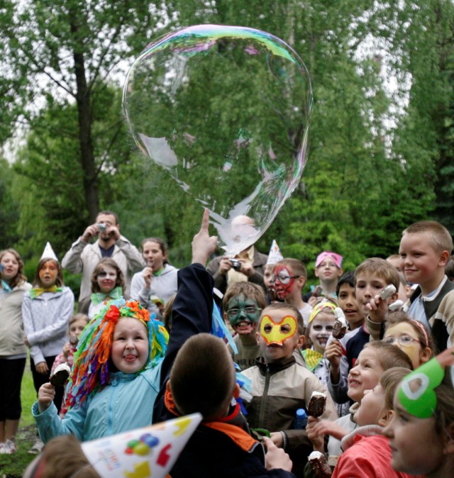 Poniedziałek 25 maja
Górka Środulska

15:00-17:00
Atrakcje przygotowane przez Sosnowiecki Uniwersytet Dziecięcy - Wyższą Szkołę Humanitas animacje taneczne dla dzieci i rodziców, malowanie twarzy, balonowe zoo - tworzenie zwierzątek z balonów, gry i zabawy dla dzieci, konkursy dla dzieci

17.00-20.00
Kino na Górce 2 seanse filmowe dla dzieci i młodzieży