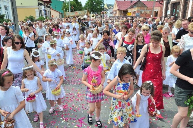 W czwartek, 3 czerwca obchodzić będziemy uroczystość Najświętszego Ciała i Krwi Chrystusa, potocznie nazywaną świętem Bożego Ciała. Z uwagi na pandemię koronawirusa drugi rok z rzędu Boże Ciało w Tarnobrzegu obchodzone będzie bez tradycyjnych wielkich procesji ulicami miasta.

Sięgnęliśmy do naszego archiwum, by przypomnieć tarnobrzeskie procesje sprzed kilku lat. Część pierwsza - 2011 rok

KOLEJNE ZDJĘCIA NA NASTĘPNYCH SLAJDACH >>>>