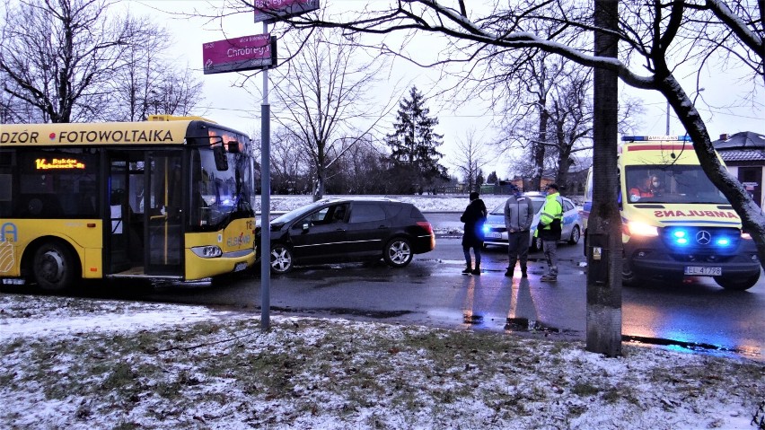 Do niebezpiecznego wypadku z udziałem autobusu miejskiego doszło dzisiejszego popołudnia na ulicy Chrobrego w Kutnie.