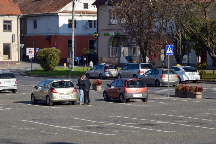 Staszów jak miasto widmo. W niedzielę, 8 listopada ulice świeciły pustkami (ZDJĘCIA)