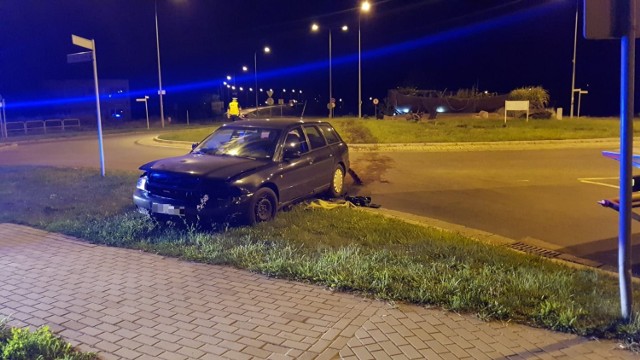 Samochód przejechał przez środek ronda Andersa w Grudziądzu