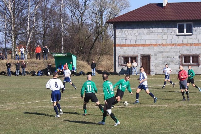 Piłkarze Pioniera (zielone koszulki) z Preczowa wracają bez punktów.