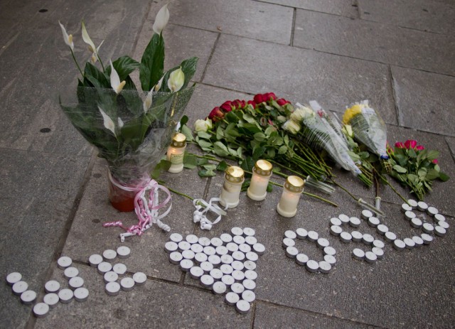 Mieszkańcy Oslo pamiętają o ofiarach zamachów (http://commons.wikimedia.org/wiki/File:Day_after_Oslo_bombing-2.jpg)