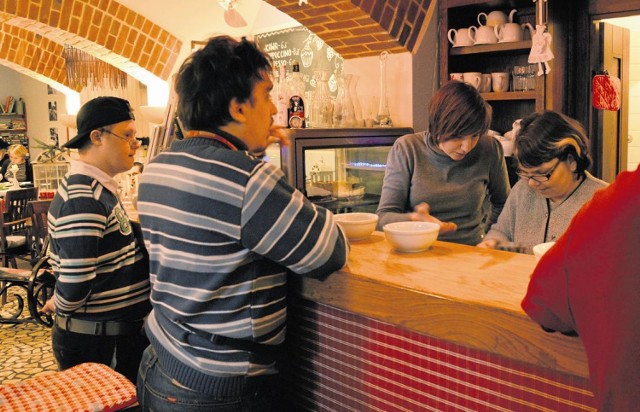 Podopieczni PSOUU już przygotowują się do pracy w kawiarni. W poniedziałek uczyli się jak przyjąć zamówienie, jakie są rodzaje kaw oraz w jaki sposób je przygotować. W kawiarni planowane są wystawy, warsztaty oraz... darmowe uściski.