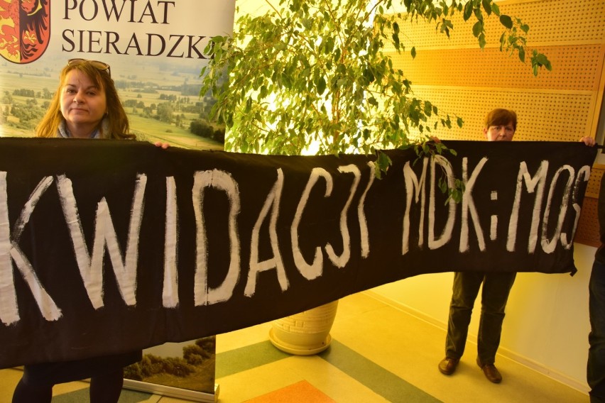 Czy Zespołowi Placówek Wychowania Pozaszkolnego w Sieradzu znowu grozi likwidacja? Tego boją się rodzice i protestują (zdjęcia)