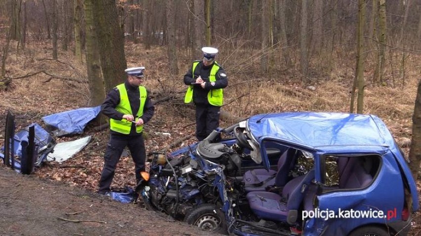 Wypadek w Katowicach. Zderzenie golfa z seicento, zginęły dwie osoby [ZDJĘCIA]