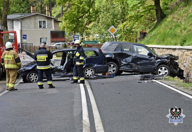 Groźny wypadek w Kowalowej koło Sokołowska, do szpitala przewieziono dwie osoby, w tym jedną ciężko ranną